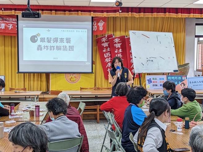 大雅警分局走访辖区加强宣导，并以影片分享、温馨聊天方式，将反诈知识传递给长辈们避免再受骗。(警方提供)