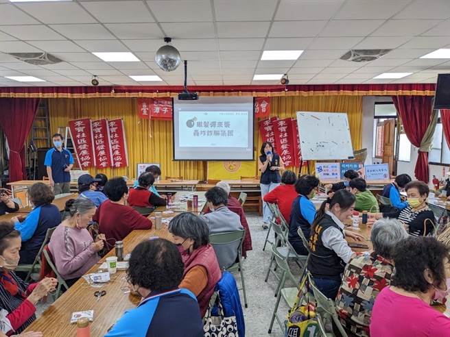 大雅警分局走访辖区加强宣导，并以影片分享、温馨聊天方式，将反诈知识传递给长辈们避免再受骗。(警方提供)