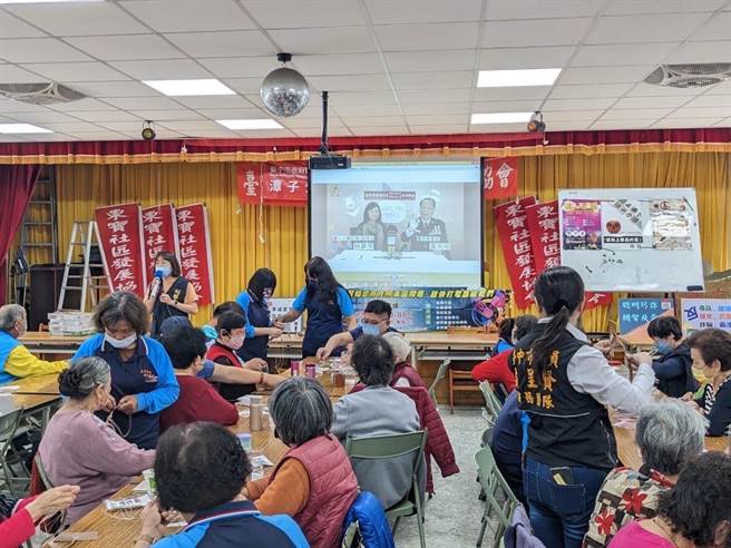 大雅警分局走访辖区加强宣导，并以影片分享、温馨聊天方式，将反诈知识传递给长辈们避免再受骗。(警方提供)