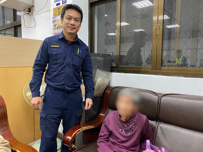 台中市北屯区一名9旬老妪不慎迷途，丰原警靠防走失手炼发挥功用，迅速协助长辈返家与亲人团圆。(警方提供)