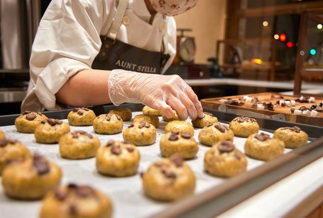 Aunt Stella 诗特莉形象店独家贩售「酒渍樱桃黑森林」软饼乾。（诗特莉提供）