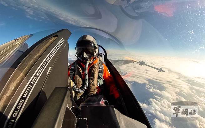 图为空军在2022年与2021年由F-16战机发射响尾蛇飞弹英姿。(军闻社提供)