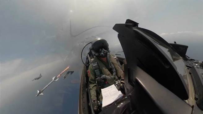 图为空军在2022年与2021年由F-16战机发射响尾蛇飞弹英姿。(军闻社提供)