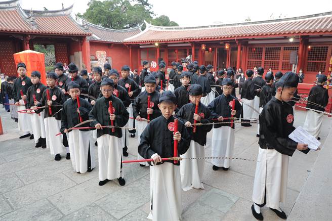 台南市112年度春祭大成至圣先师孔子释奠典礼，今天清晨6时于孔庙大成殿举行，4名学童身体不适送医，都已恢復中。图为佾生团队。(台南市政府提供／曹婷婷台南传真)