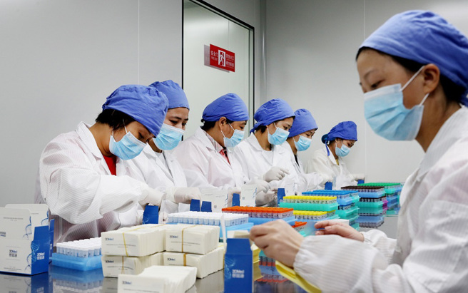 大陆多地出现甲流(A型流感)激增，图为在上海生产的新冠与流感联检试剂盒。（资料照片／新华社）