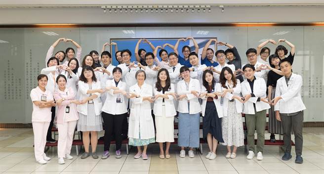 成医皮肤部医师王德华（第2排右5）与教授李玉云（第1排左5）发现可以秃髮技术成功癒合泡泡龙症皮肤伤口。（成大医院提供／程炳璋台南传真）