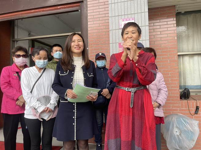 女師詹慧玲(右一)遭員警大外割，赴中壢警分局提國賠聲請200萬元。(呂筱蟬攝)