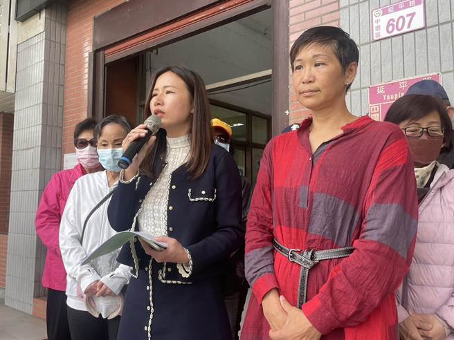 女師詹慧玲(右一)遭員警大外割，赴中壢警分局提國賠聲請200萬元。(呂筱蟬攝)