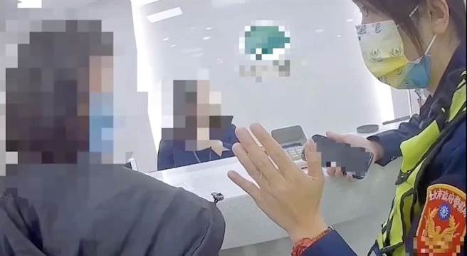 员警到场向刘妇解说诈骗手法，劝阻她匯款。（翻摄照片／林郁平台北传真）