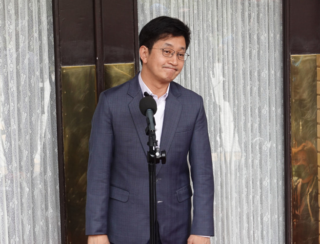 立委蔡适应21日在立法院发表声明不选2024立委。（姚志平摄）