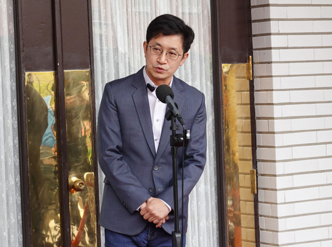 立委蔡适应21日在立法院发表声明不选2024立委。（姚志平摄）