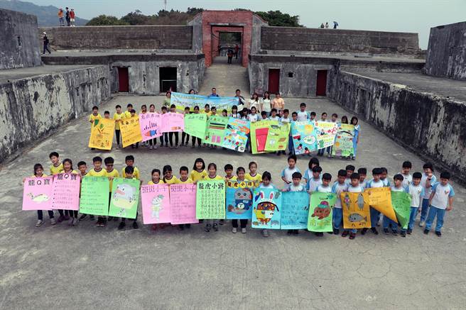 台南市南大附小与七股区笃加国小学生在高雄旗后炮台进行户外教育成果发表。（南大附小提供／洪荣志台南传真）
