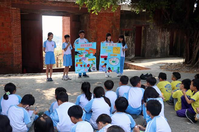 台南市南大附小与七股区笃加国小学生在高雄旗后炮台进行户外教育成果发表。（南大附小提供／洪荣志台南传真）