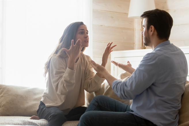 一名网友以「买房子一定要跟另一半讨论吗？」为题发文，引起热议。（示意图／shutterstock）