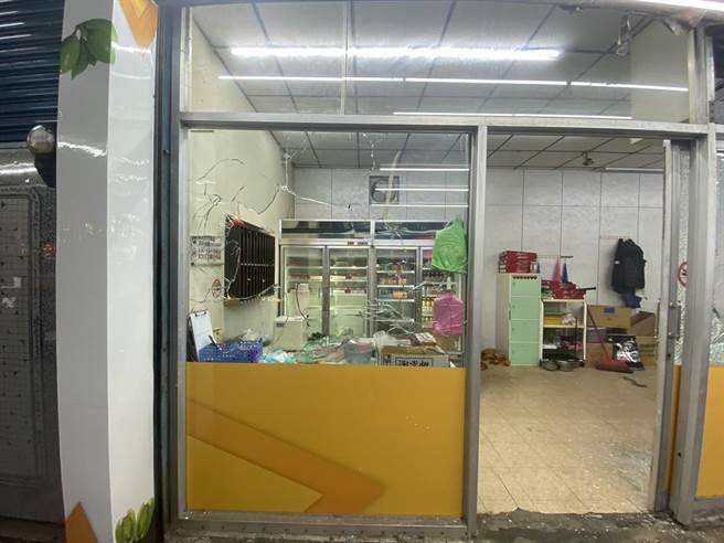 苏男持刀砸毁槟榔摊玻璃。（警方提供）