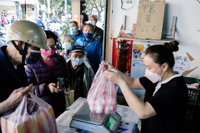 澎湖知名雞蛋糕店「澎湖龜」因蛋荒問題，宣布今年暫停營業。圖為民眾排隊搶買雞蛋照。（圖／記者郭吉銓攝影）