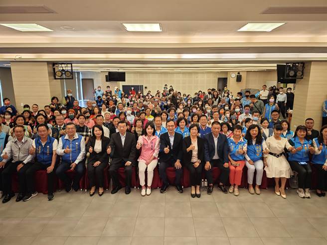 国民党彰化县党部今举行新任主委布达典礼，包括县长王惠美、副议长许原龙等各级民代超过百人到场。（吴建辉摄）