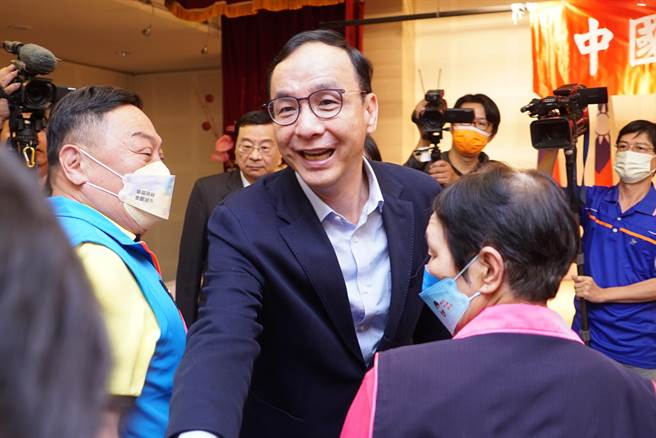 朱立伦表示，要感谢衣鳯在这个时候愿意承担彰化党部主委这个重责，也期盼在衣鳯的带领下，让我们2024能够团结，赢得胜选。（吴建辉摄）