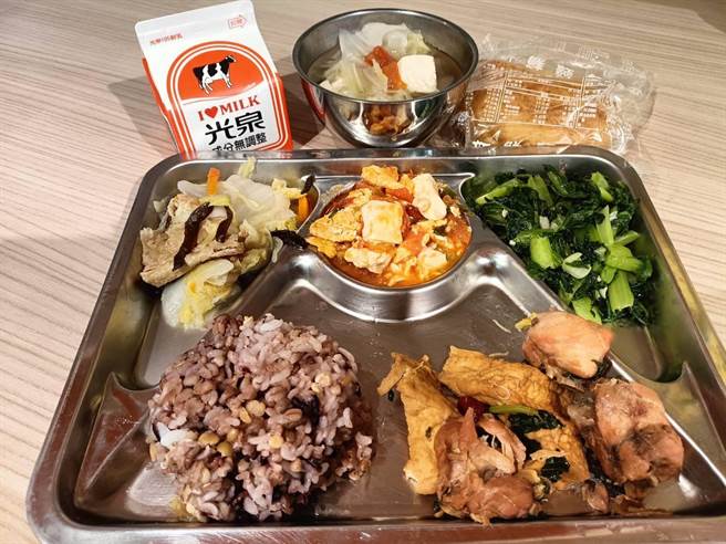 基隆市八斗国小营养午餐。（基隆市政府提供／徐佑升基隆传真）