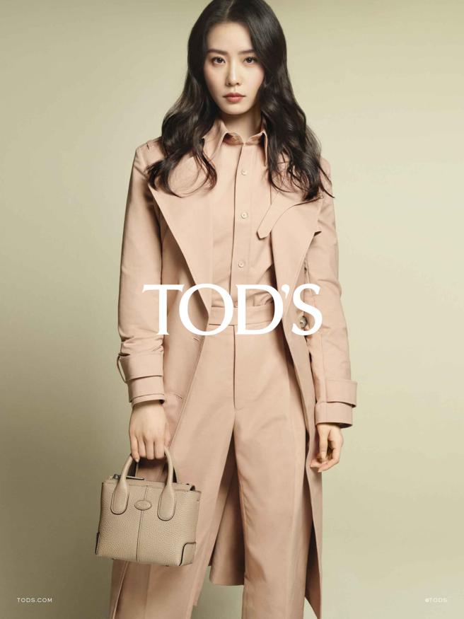 品牌大使刘诗诗以粉嫩的套装演绎春夏的优雅气息。（TOD’S提供）