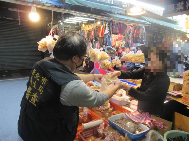 清明节即将到来，民眾都会准备应景祭祀食品，新北市卫生局近期抽验94件应景食材，发现有9件商品不合格，已命其下架回收，并依法开法。（卫生局提供）