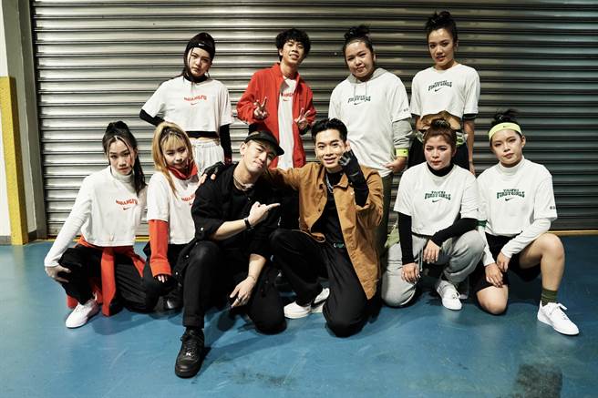 高尔宣与北一女、光復高中街舞社合作人气炸裂HBL。（NIKE提供）