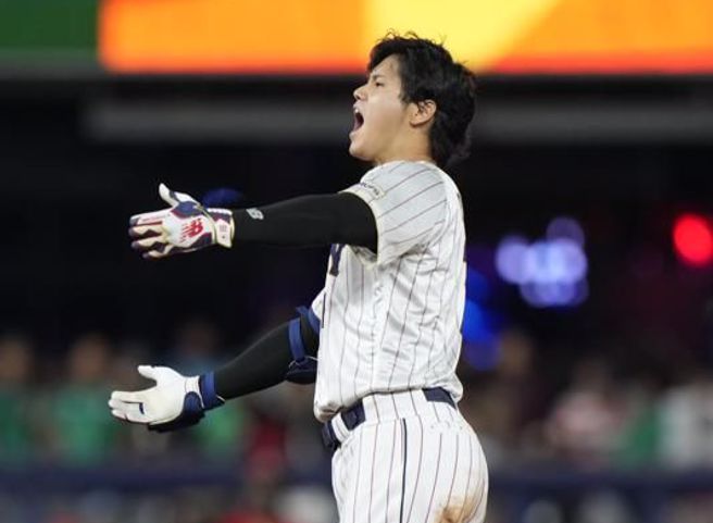 日本队大谷翔平9局下击出二垒打，振奋不已。（美联社）