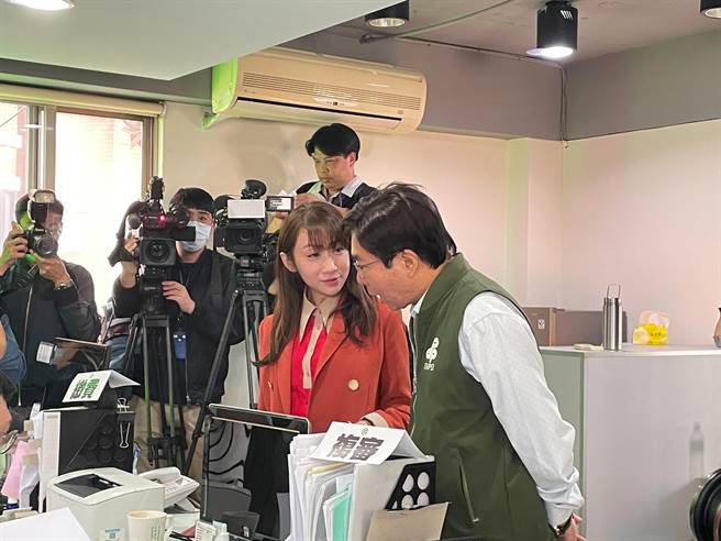 许淑华强调，参战立委并非落跑，而是将服务升级。刘彦宜摄