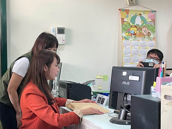 许淑华说道，与洪健益各有实力，最后取决于选民选择。刘彦宜摄