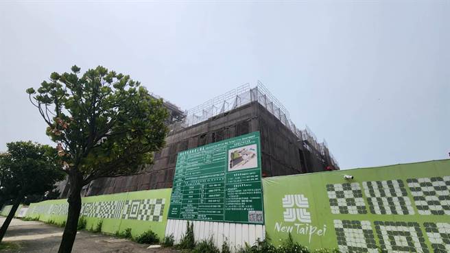 淡海国小预计112学年度展开招生，但仅限招生国小一年级至四年级，有家长担忧家中孩子分属中低年级和高年级，早上恐要分两头接送；对此教育局指出，兄弟姊妹若分属不同学校就读，可免迁户籍办理同校转学。(黄敬文翻摄)