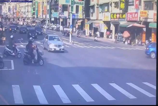 高雄三民區一輛賓士車闖紅燈，撞上綠燈剛起步2名老婦人，其中吳姓老婦更是遭鏟起，翻轉360度墜地。（翻攝照片／崔正綱高雄傳真）