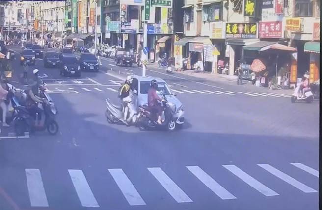 高雄三民區一輛賓士車闖紅燈，撞上綠燈剛起步2名老婦人，其中吳姓老婦更是遭鏟起，翻轉360度墜地。（翻攝照片／崔正綱高雄傳真）