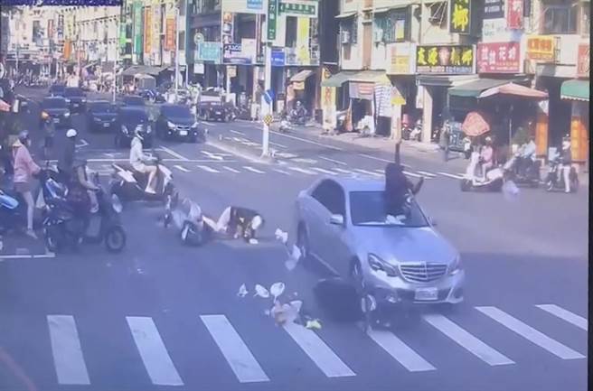 高雄三民區一輛賓士車闖紅燈，撞上綠燈剛起步2名老婦人，其中吳姓老婦更是遭鏟起，翻轉360度墜地。（翻攝照片／崔正綱高雄傳真）