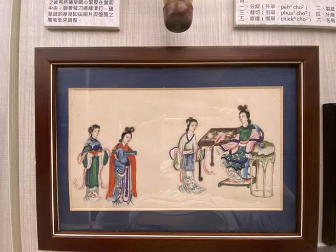 嘉义树木园日式建筑展年清代制作的蓪草纸艺作品。（廖素慧摄）