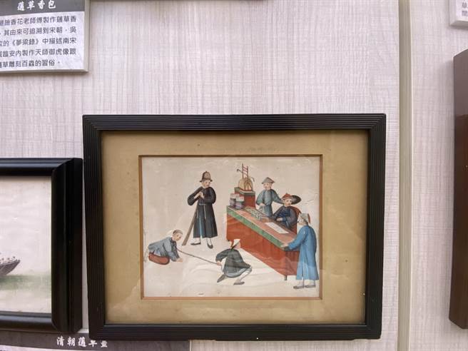 嘉义树木园日式建筑「蓪草纸花」特展展出早期蓪草纸艺作品。（廖素慧摄）