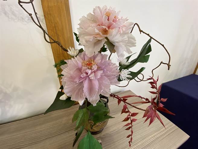 嘉义树木园日式建筑「蓪草纸花」特展人造花唯妙唯肖。（廖素慧摄）