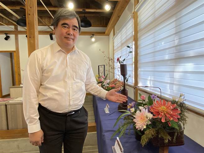 台湾蓪草学会理事长陈建华展示蓪草制作人造花，精美巧妙。（廖素慧摄）
