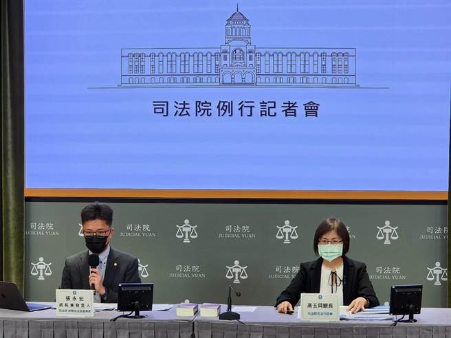 司法院行政厅厅长高玉舜（图右）与司法院发言人张永宏说明「法院通译制度」及「法庭无障碍设施」（司法院提供照片）