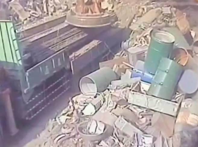 超狂！彰化一名38岁的谢姓窃贼，从上月开始雇用大型货车、吊车偷遍大北斗地区工地，分别窃取2处建筑工地的钢板桩、H钢材等工具。（警方提供／吴建辉彰化传真）