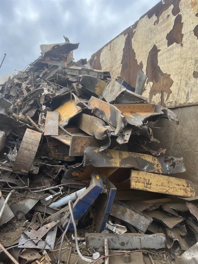 谢嫌前后共「光顾」8次，最近厂商发现短缺报警，北斗警方火速逮人，并起获相关赃证物等，讯后依窃盗罪移送地检署侦办。（警方提供／吴建辉彰化传真）