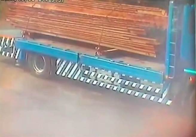 调阅相关监视器后发现有多辆可疑的大型货车、吊车出没工地，经追查发现是谢嫌雇用大型机具到工地里窃取钢板高达8次。（警方提供／吴建辉彰化传真）