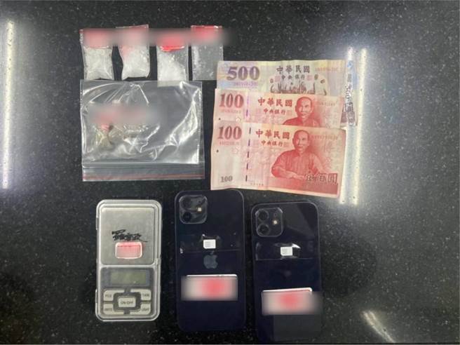 警方还在谢嫌身上查获多包毒品安非他命及吸食器具等证物。（警方提供／吴建辉彰化传真）