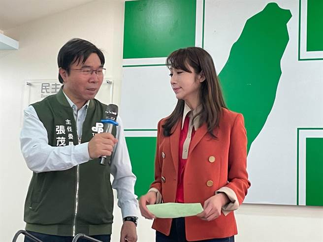 张茂楠表示，以同样的规格、做法和地点陪同初选参选人登记。刘彦宜摄