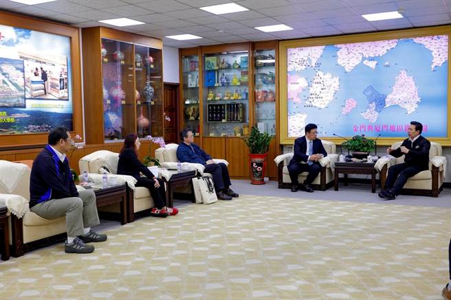 勞動部政務次長李俊俋(右二)率隊拜會金門縣長陳福海(右一)，雙方就如何提升各領域之職安交換意見。(圖／金門縣政府提供)