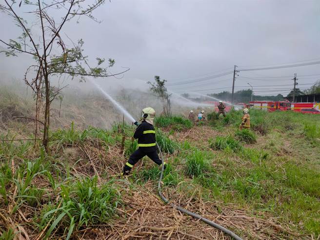 天乾物燥，台南市2周来已发生232起公墓、杂草火灾。（台南市消防局提供／曹婷婷台南传真）