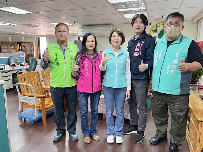 现任立委黄秀芳面临彰化市前市长邱建富的挑战，黄秀芳（中）21日一早现身党部完成登记，她表示服务彰化将近一半的人生，未来也不会停下，至于面对党内出现挑战者，她也说必定全力以赴。（黄秀芳提供／吴建辉彰化传真）