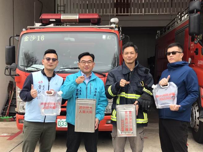 金沙消防分队利用回收麦芽空桶自制环保小金炉，提供民眾在私墓焚烧金纸时使用。(图／金门县消防局提供)