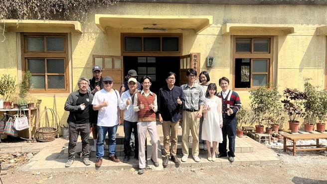 高雄人投资首部改编戴振耀青春革命故事的影集「盐水大饭店」，影集目前正在旗山手巾寮拍摄，高雄市长陈其迈今日到场探班，感谢剧组以高雄为创作IP。（林雅惠摄）