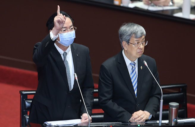 针对立委陈以信在21日质询中询问我方外交危机？外交部长吴钊燮（左）表示如果有一个友邦跟我们要钱的数目是我们不应该去付的，如果他为了维持邦交而去付这个钱，那他对不起天，也对不起地。（姚志平摄）