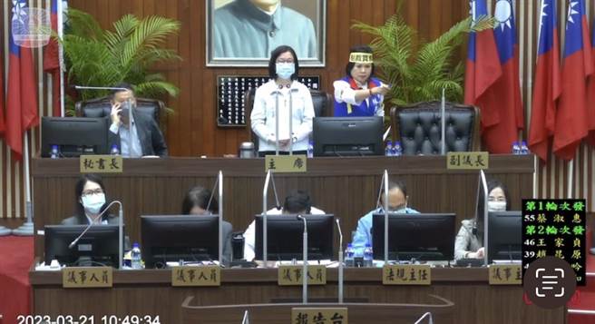 国民党议员林燕祝（后方右一）还送上请假单到主席台要求邱莉莉（后方右二）签下。（摘自台南市议会直播／张毓翎台南传真）